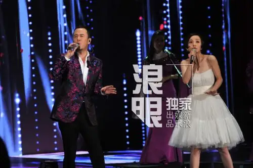 李敏镐枫叶西装优雅,杨坤郭采洁俏皮献唱.(图/冯威锋)