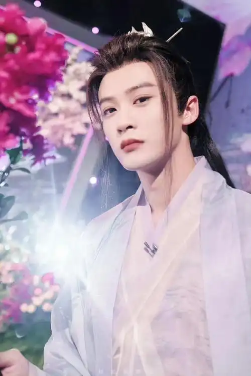 长这样↓好喜欢这场造型,古装的神!#檀健次莫青成