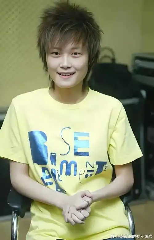 她在2005年参加了《超级女声》并获得冠军,从那时候火到现在.虽然