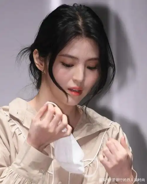 韩国当红女星韩素希,一袭卡其色连衣裙,小清新十足,甜美又减龄