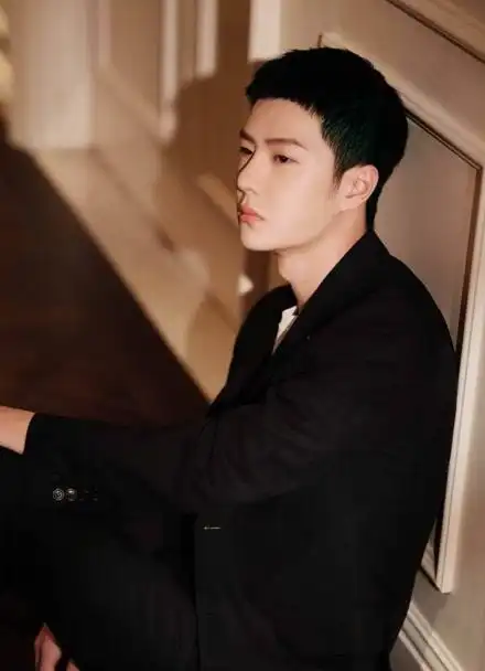 王一博黑色西服配寸头太酷了吧