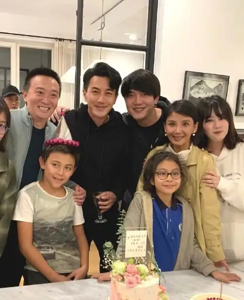 刘烨带儿女为好友庆生!诺一和霓娜近照曝光,小孩颜值不胜从前