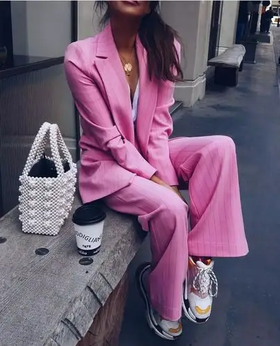 在这个忽冷忽热的春天一套粉色西装打造你不一样的时尚穿搭