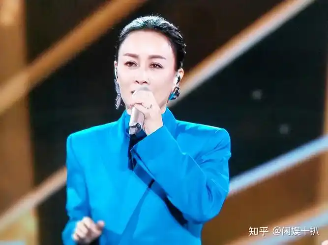 未婚生子再嫁富豪恩师骂她狗脑王菲叫她大傻那英到底有多彪