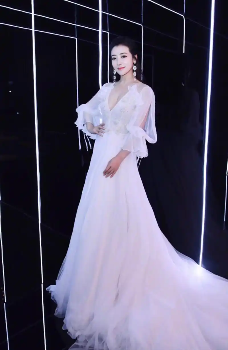 陈紫函  深v礼服