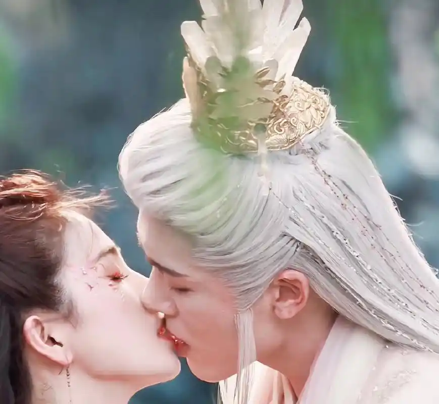 演员拍戏真幸福啊!白鹿曾舜晞吻戏都亲拉丝了 ​