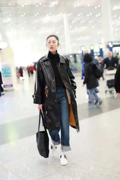 刘雯北京机场街拍干净洒脱