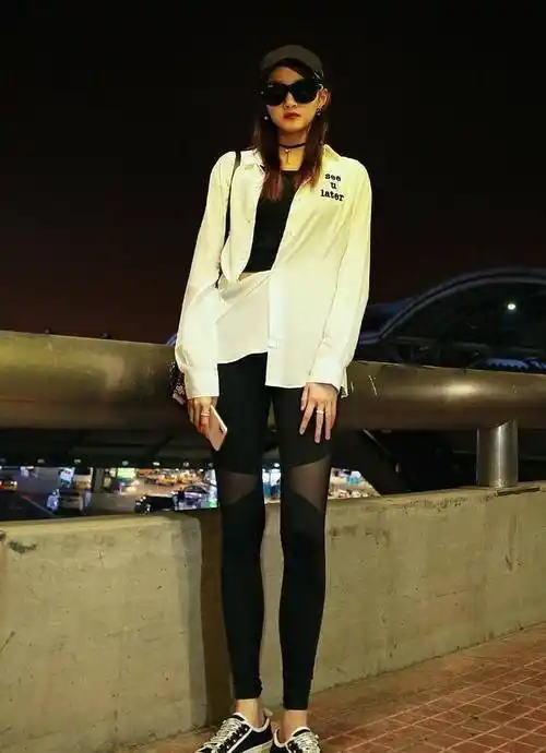 原创关晓彤衣品大有长进穿白绿拼接连衣裙青春活力纤纤长腿超抢镜