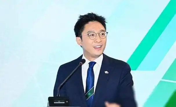 霍启刚弟弟求婚成功,霍启山被催婚,网友:快和章子怡复合