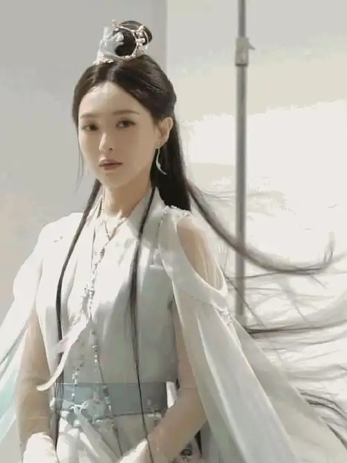 根据中国电影报社报道,唐嫣工作室8月10日晚间发布了唐嫣在新剧