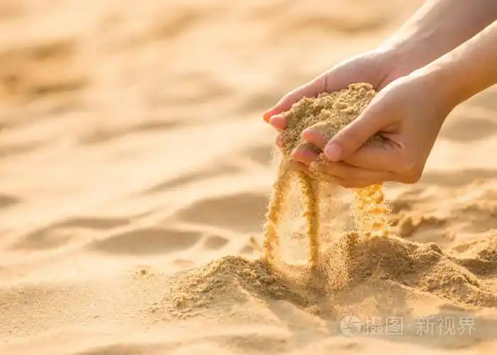 在海滩上玩沙子