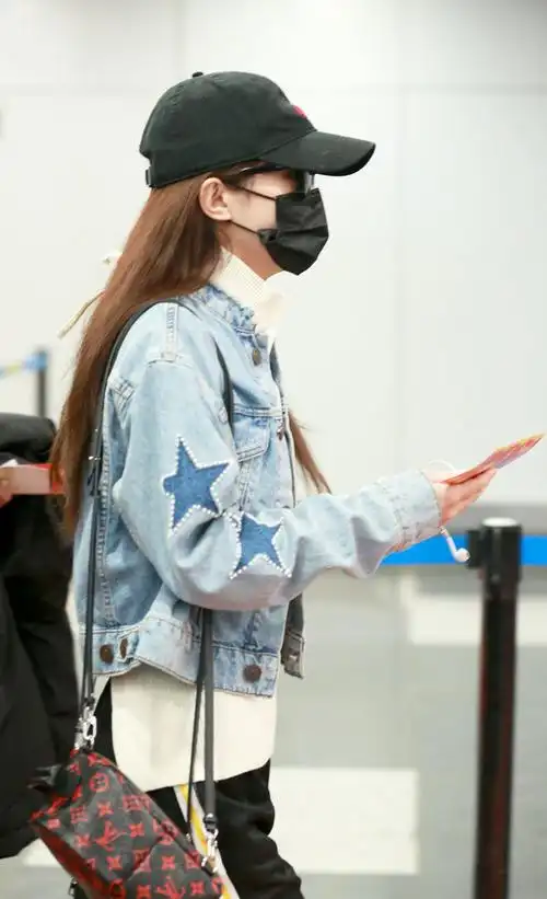 赵丽颖青春气息十足现身机场网友重返十八岁