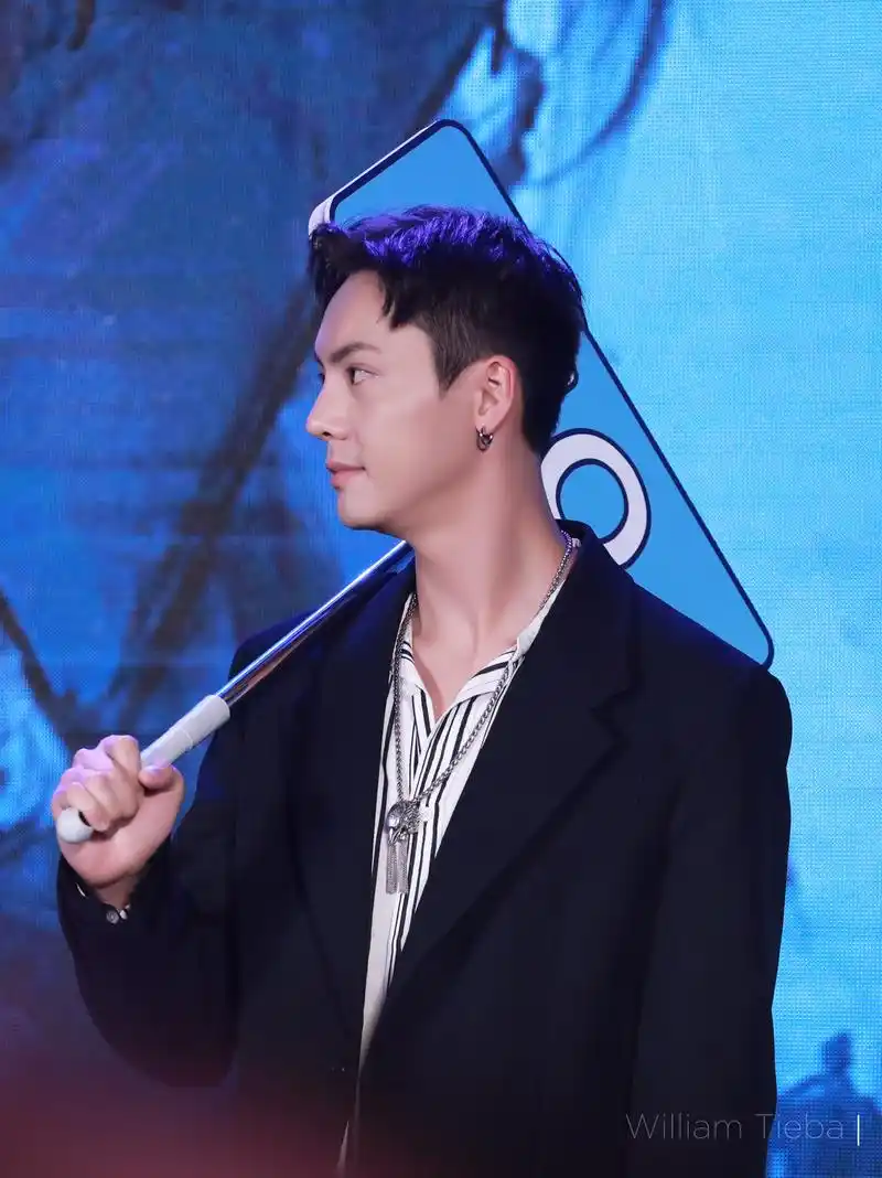 陈伟霆电影《战神纪》 今天也是侧脸杀 距离4月28越来近了,大家的电影