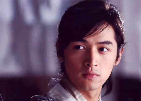 日前,横店影视城在微博发布一组胡歌《仙剑》时期的花絮照,照片中逍遥