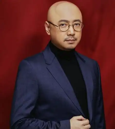 51岁的徐峥:有才有名有利,但唯独没有头发