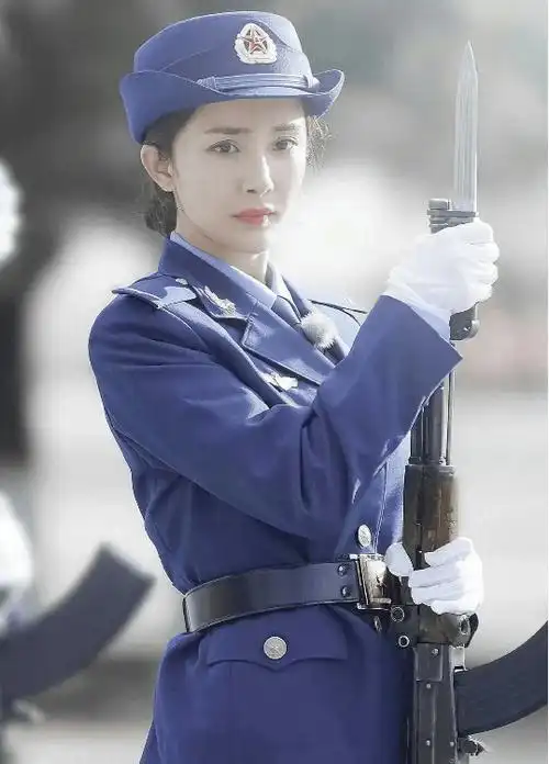 杨幂素颜魅力无限,《真正男子汉》中展现真正的勇气_观众_女明星_示人