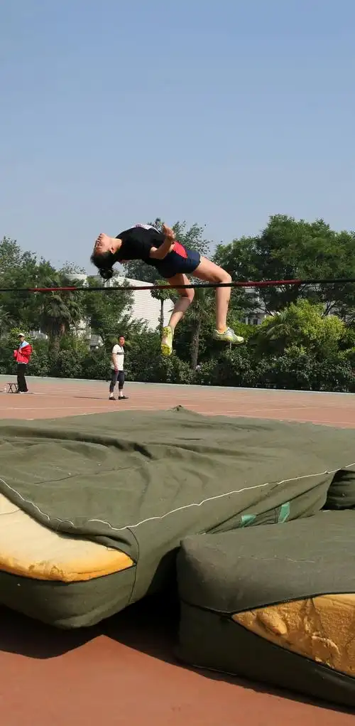 市中小学生田径运动会:女子跳高!