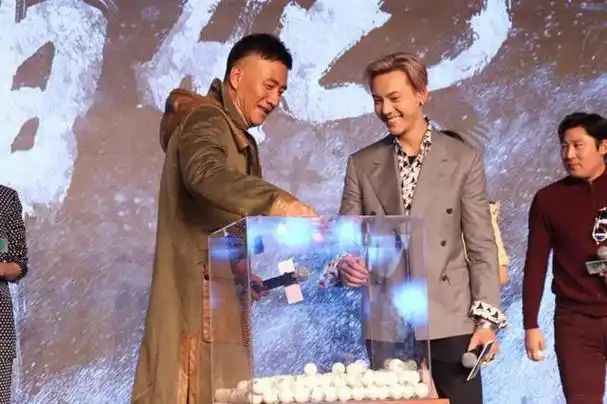 "乔帮主"胡军与陈伟霆合照宣传新剧,而网友说:军哥片名打错了