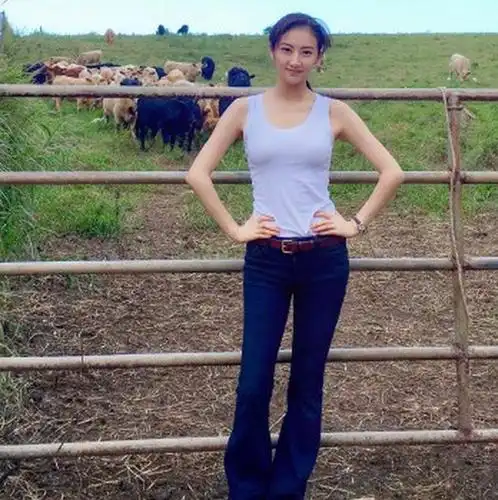 景甜早年前旧照被扒,当看到原图后,网友:怪不得资源这么好