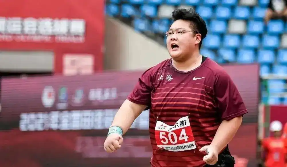 在刚刚结束的东京奥运会铅球决赛中,来自上海的宋佳媛