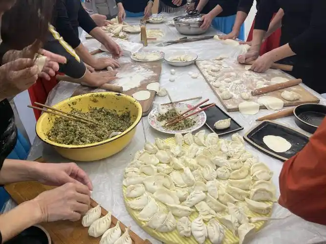 【民生微实事夕阳红】"迎新春,庆团员"包饺子活动