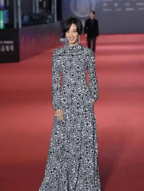 桂纶镁在颁奖典礼上笑容满面,香奈儿连衣裙秀出纤细身材,短发耳环增添