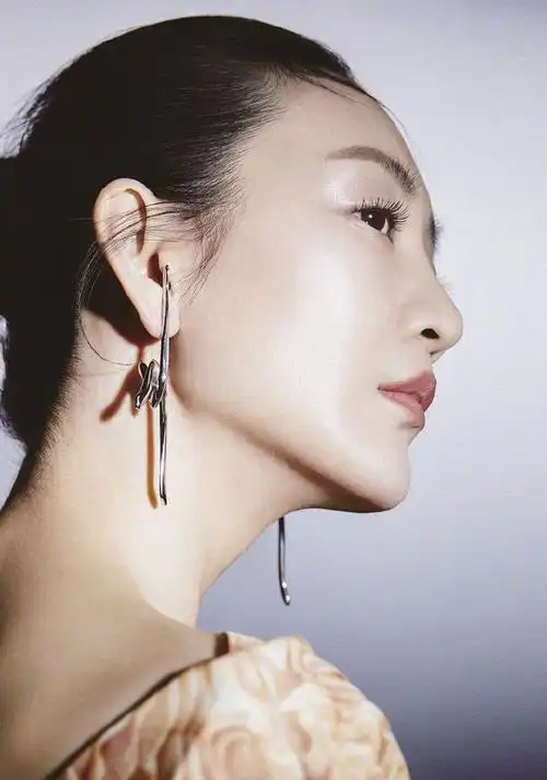 简介:王鸥性感迷人魅力写真大片,分享一组王鸥图片给大家,图中的明星