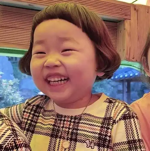 太上头了!5岁女孩活成了"土味大妈",每一帧表情都超治愈