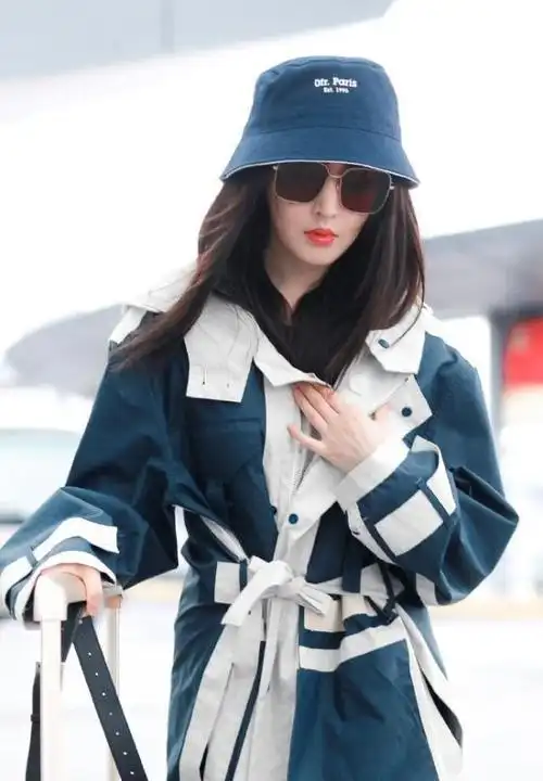 女明星好会凹,渔夫帽小白鞋好清秀,风衣穿搭简直太迷人