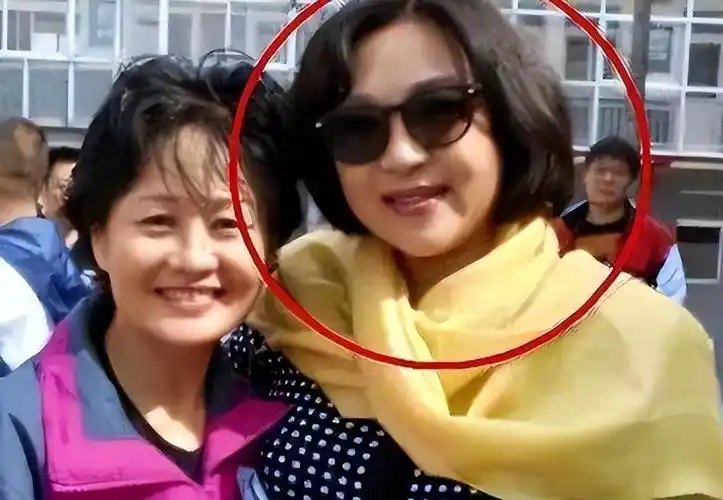 李连杰晒妻子近照,61岁利智衰老似奶奶,62岁黄秋燕依旧时尚动人_香港