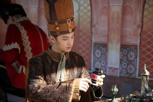 都说黄明昊是爱豆脸,但古装扮相还挺适合的