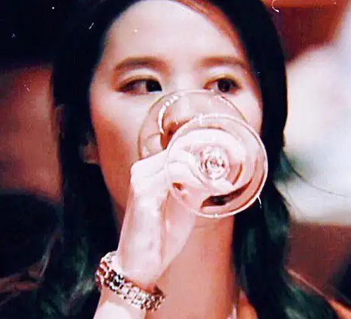 知名导演怒怼刘亦菲限你3个月戒掉酒瘾否则逐出娱乐圈