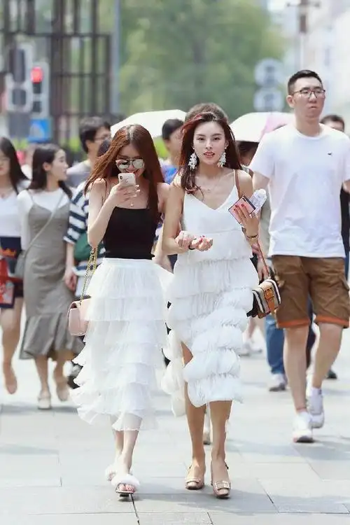 路人街拍,清新俏皮的小姐姐选择了一款白色的紧身背心,十分性感_手机