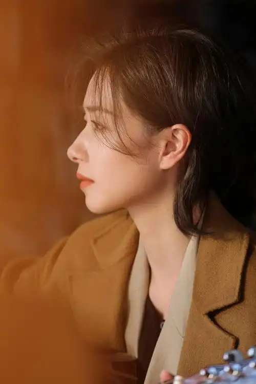 万茜侧颜质感大片