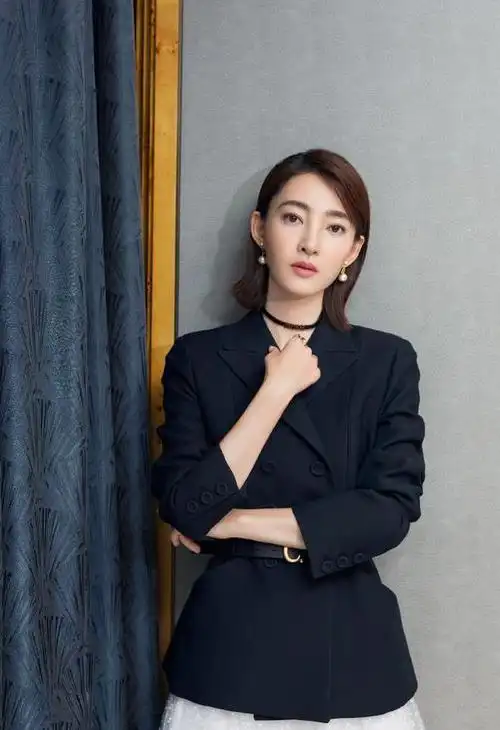 王丽坤新造型曝光,齐肩短发搭配复古格子西装,重现妖艳气息|发型|卷发