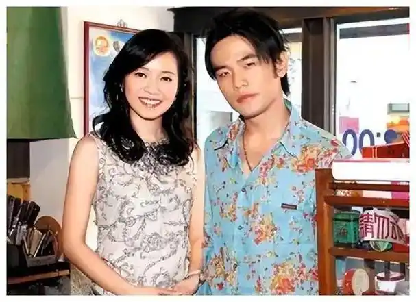 第二年,周杰伦和侯佩岑同游日本被拍,这就是"代官山事件".