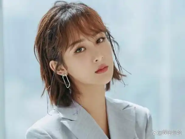 这位实力强大的女演员,不仅凭借着独特的造型,吸引了所有人的目光,就