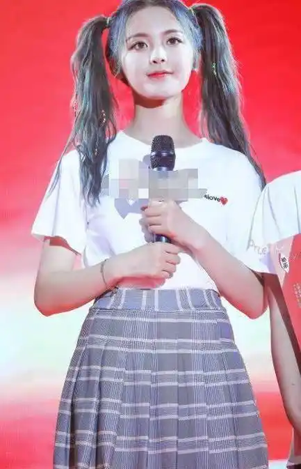 杨超越一身学生装热舞,却被"蜜汁腿"实力抢镜,宅男的终极梦想_运气_穿