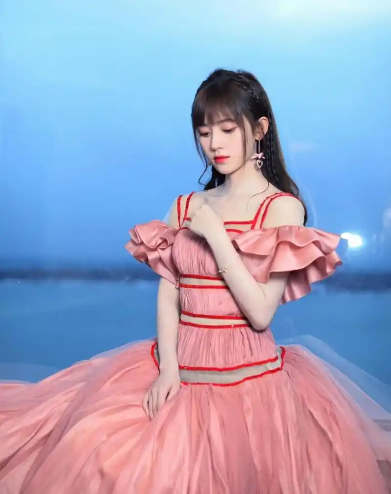 鞠婧祎美女,穿橘粉色裙子好洋气