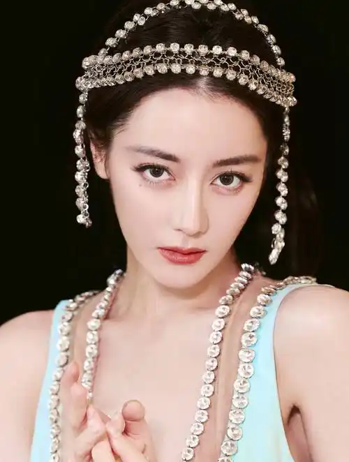 迪丽热巴一身浪漫淡蓝色的水晶钻镶钻长裙,宛如出水的美人鱼