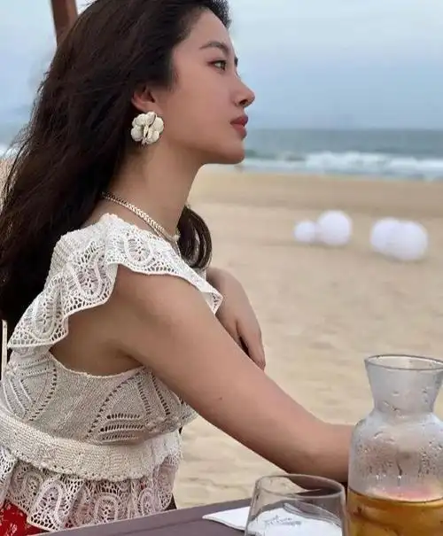 杨采钰身穿黑裙大秀事业线肤白貌美大长腿太性感撩人