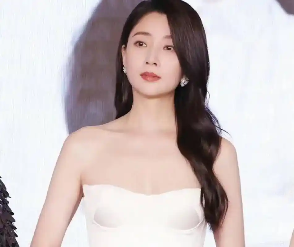 殷桃白色抹胸裙#     殷桃一袭白色缎面抹胸裙,曼妙身姿在白玉兰堂