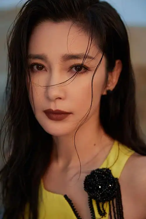 李冰冰亮相2021金鸡奖闭幕仪式 海风吹拂裙摆飞扬气质优雅