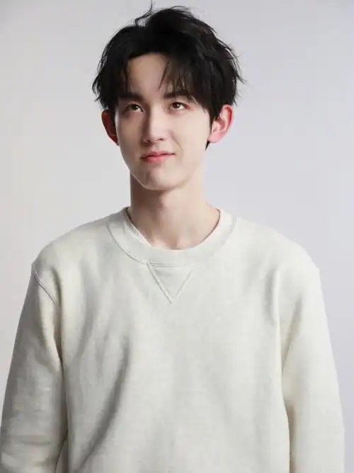 郭俊辰白毛衣简约俏皮写真图片34