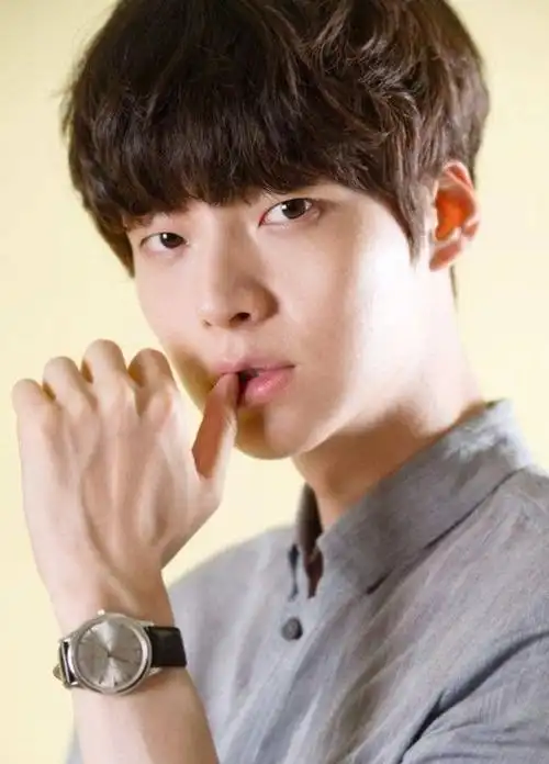 宋仲基李钟硕钟汉良林志颖 中韩超强童颜男星全盘点