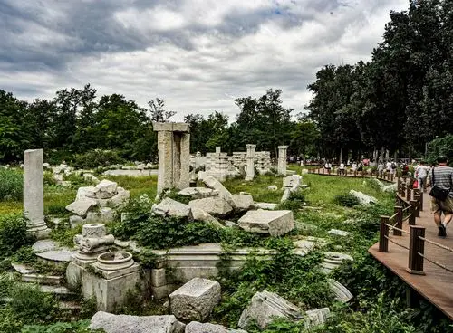 让历史更沉重(记圆明园遗址公园)