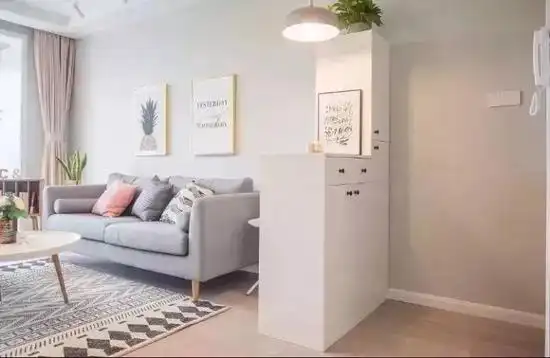 如果进门左边是餐厅右边是客厅,直接设计和墙垂直的玄关柜的话,不仅会