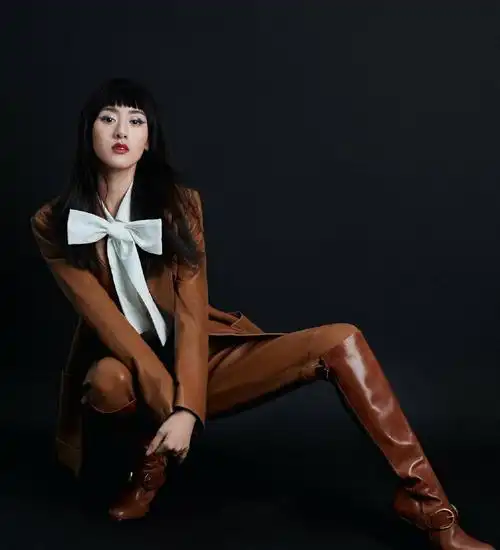 袁冰妍温柔风穿搭来袭,绵软针织小衫配中性皮裤,又酷又甜又有范