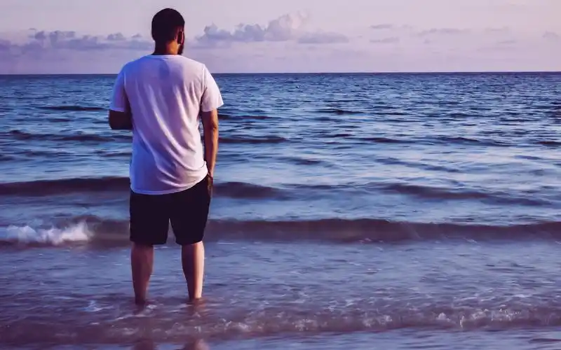 一个人面朝大海的背影