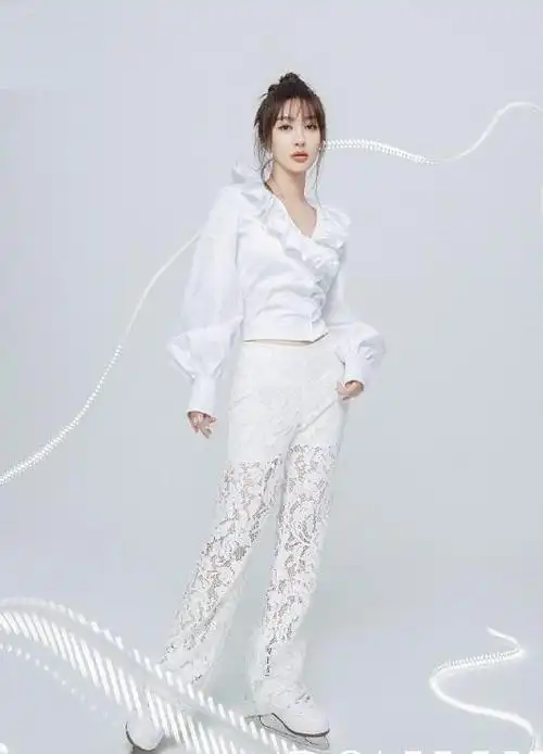 李菲儿晒美照穿着白色礼服秀小蛮腰网友这腿看起来有一米八